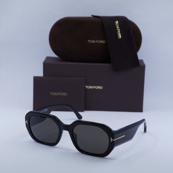 Tom Ford Veronique-02 FT0917 01A Black Rectangle Sunglasses - Picture 3 of 10